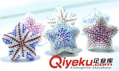 DAD鑲鉆五角星風口香水 鑲鉆五角星汽車飾品 水晶鉆海星風口香膏-饒平縣海山路士達汽車裝飾用品經營部提供DAD鑲鉆五角星風口香水 鑲鉆五角星汽車飾品 水晶鉆海星風口香膏的相關介紹、產品、服務、圖片、價格饒平縣海山路士達汽車裝飾用品經營部、汽車防爆膜;汽車改裝件;LED燈;汽車飾品;汽車香水;車載小電器;車衣