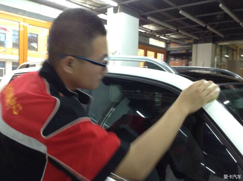 東營美佳汽車服務中心 專業(yè)漆面護理，煥新奔馳GLK300的奪目光彩